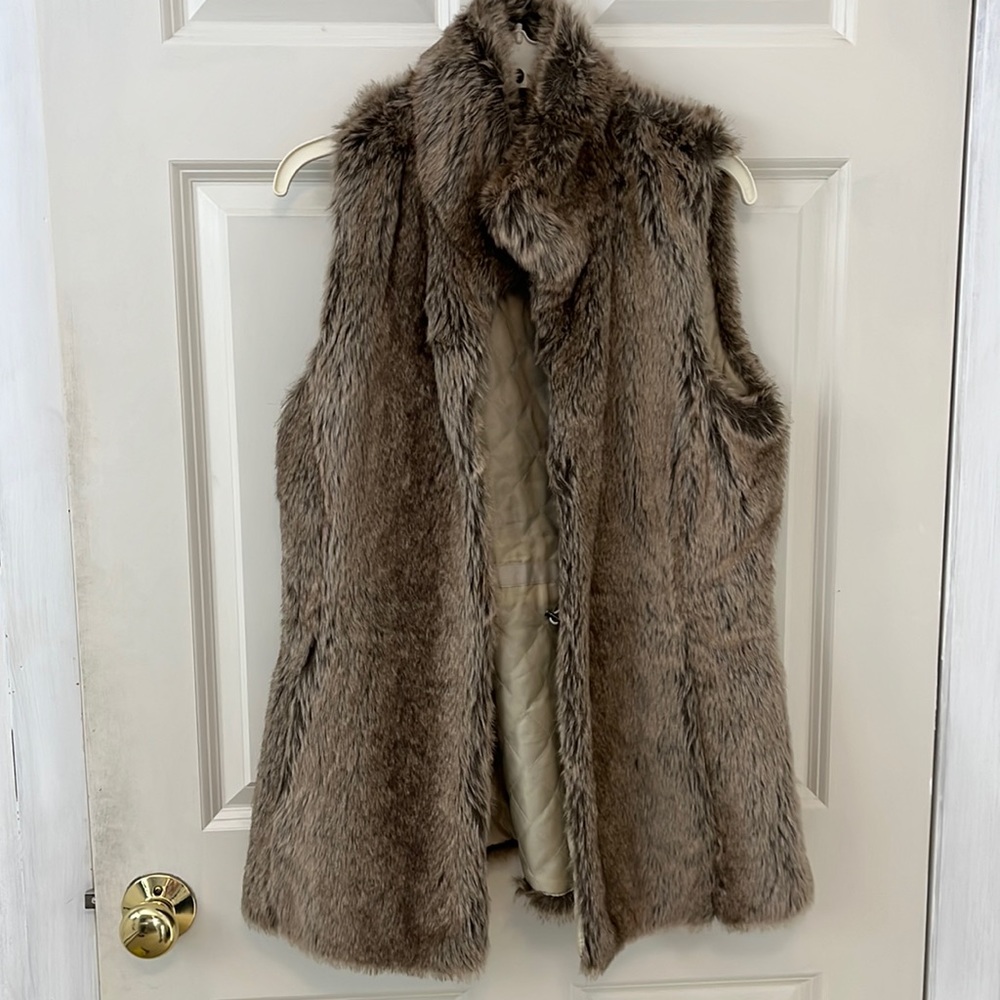 Banana republic faux fur vest size M